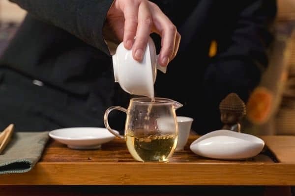 brewing tea with Gaiwan